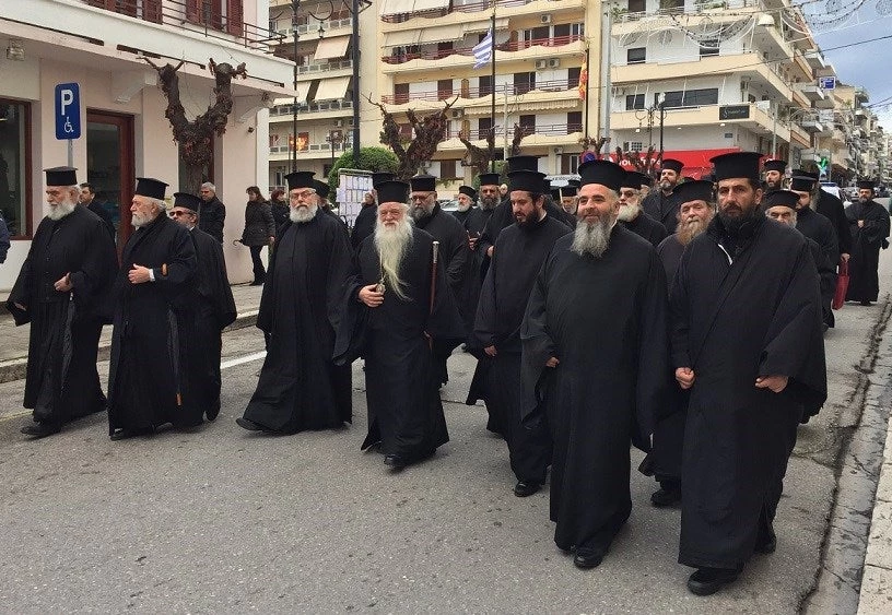 Πορεία ιερέων στο Αίγιο για το όνομα των Σκοπίων – «Μπροστάρης» ο Αμβρόσιος – ΒΙΝΤΕΟ